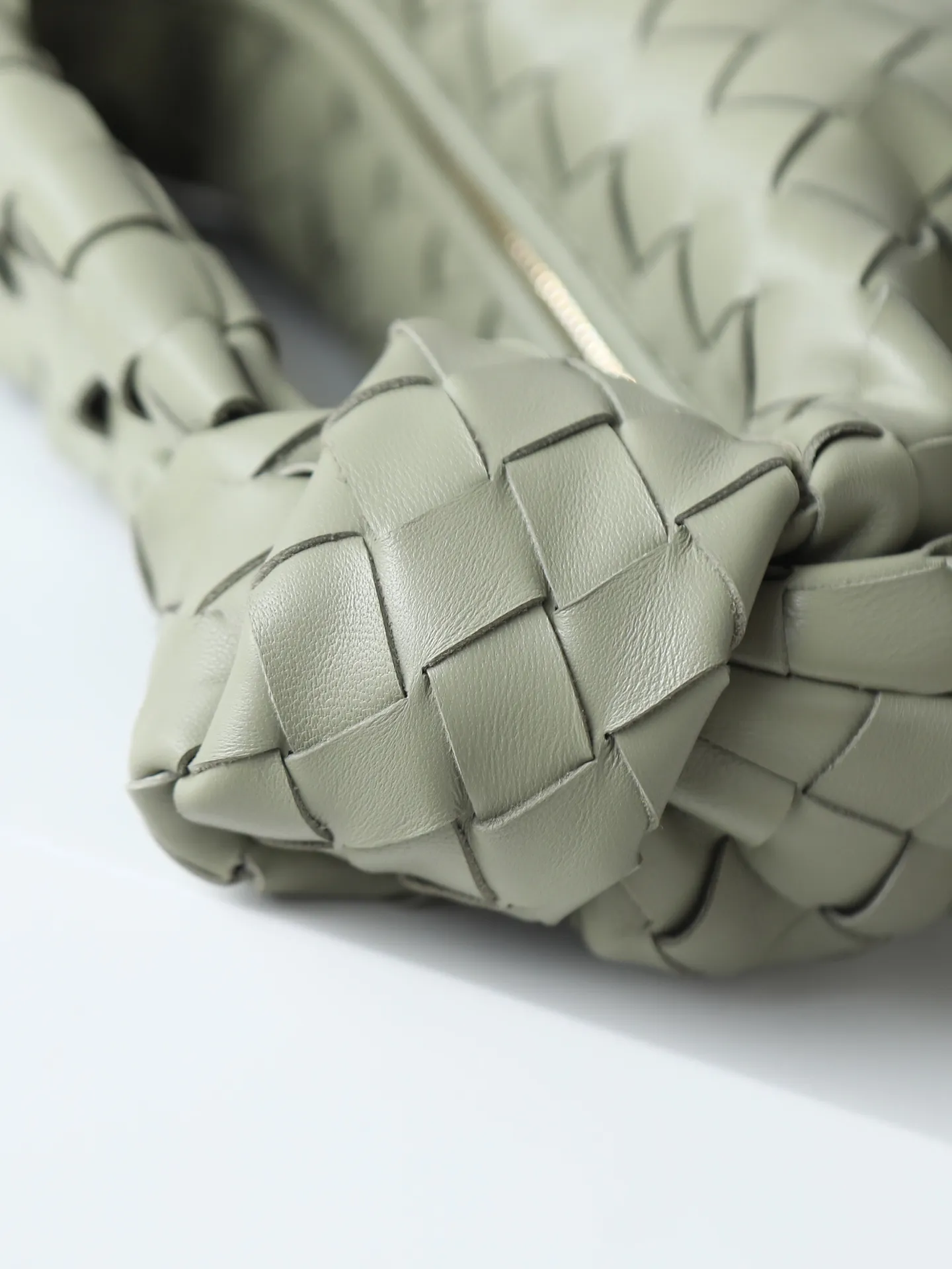 800. Bottega veneta͙.——-The latest braided and knotted hobo🔥 The top-grade lambskin leather is very soft, the bag shape is unique, practical and durable. It retains the traditional weaving elements while being a bit more flamboyant ~ Made of hand-woven sheepskin, zipper opening and closing, curved seamless structure, effortless to match. Highly recommended⚠️⚠️⚠️ The most high-end in the market🌈Welcome to compare [Factory complete package] size: 23x15x5cm.   Model: 651876